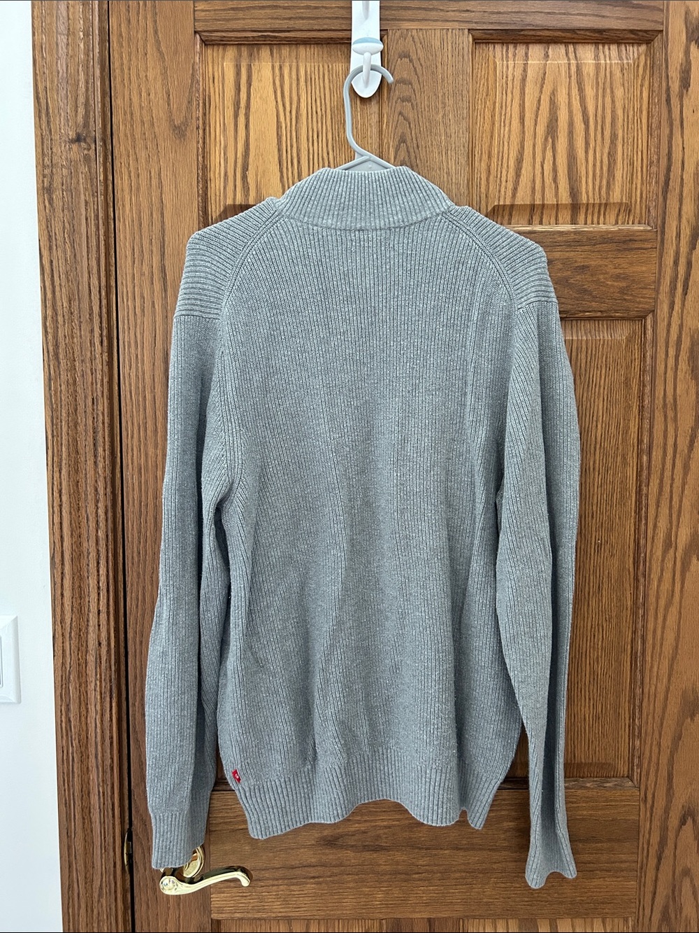 Izod Men's Light Gray Quarter-Zip Ribbed Sweater image 4